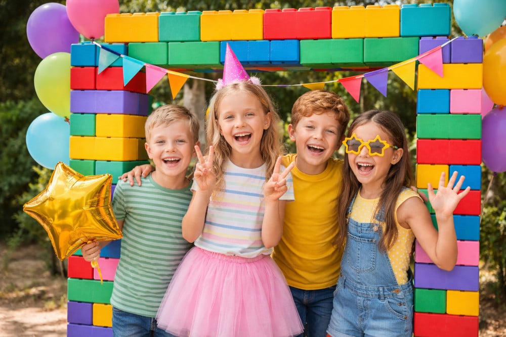Kinderen en volwassenen spelen met XXL Softbricks